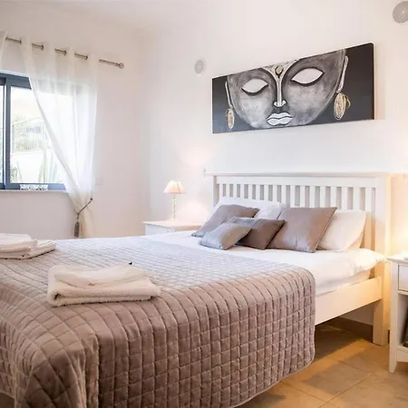 Апартаменты Luxury Central 2 Bed With Лагуш